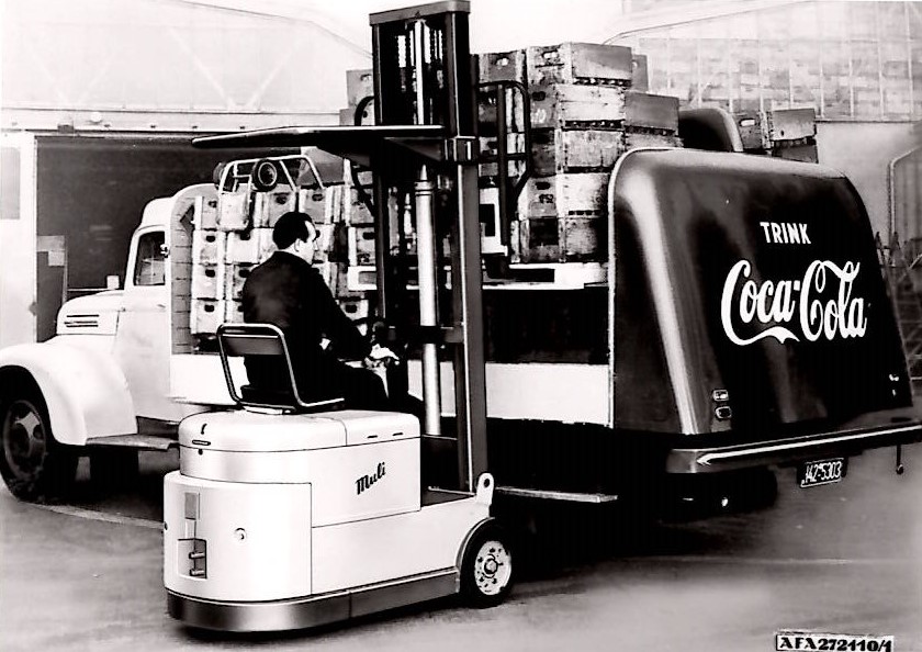 Das Elektrostapler-Modell STILL Muli-Mobil wurde zum Beispiel bei der Firma Coca-Cola genutzt, hier sogar schon in den 1950er-Jahren.
