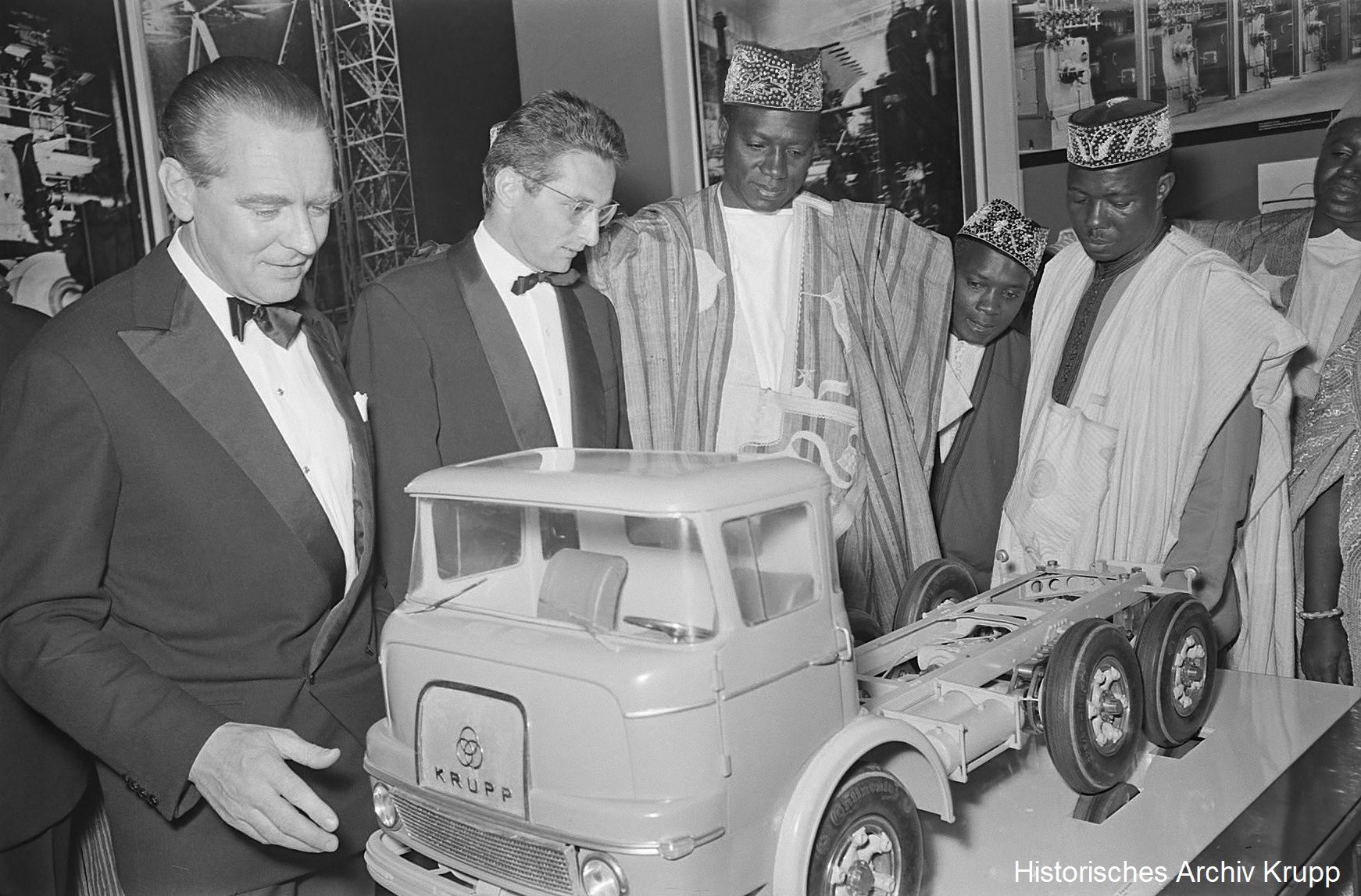 Die Gäste aus Mali, geführt von Berthold Beitz (1. v. l.), Generalbevollmächtigter des Firmeninhabers Alfried Krupp von Bohlen und Halbach, am Modell eines Krupp-Lkws in der Historischen Sammlung. 
