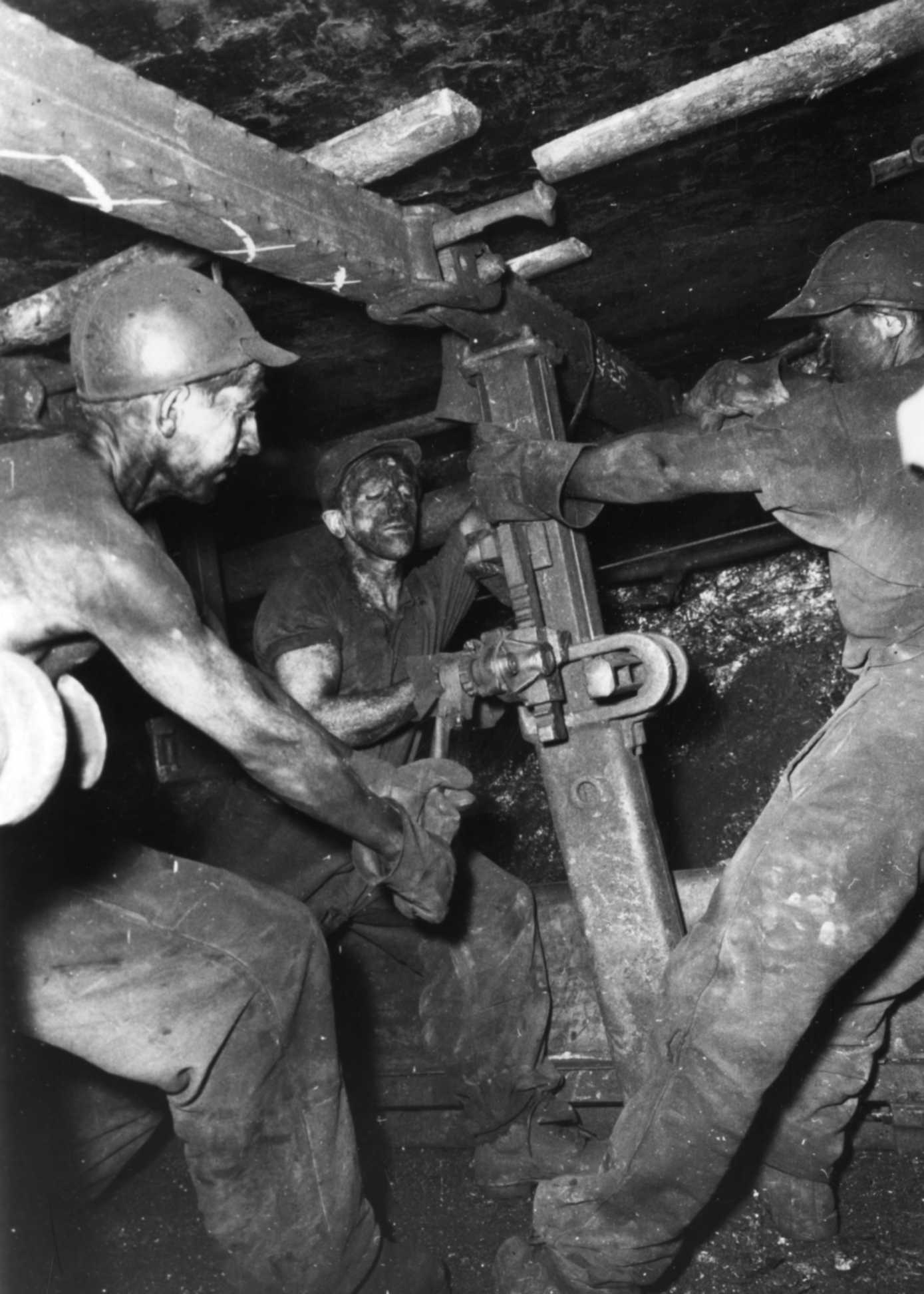 Bergleute beim Setzen eines Reibungsstempels, ca. 1950.