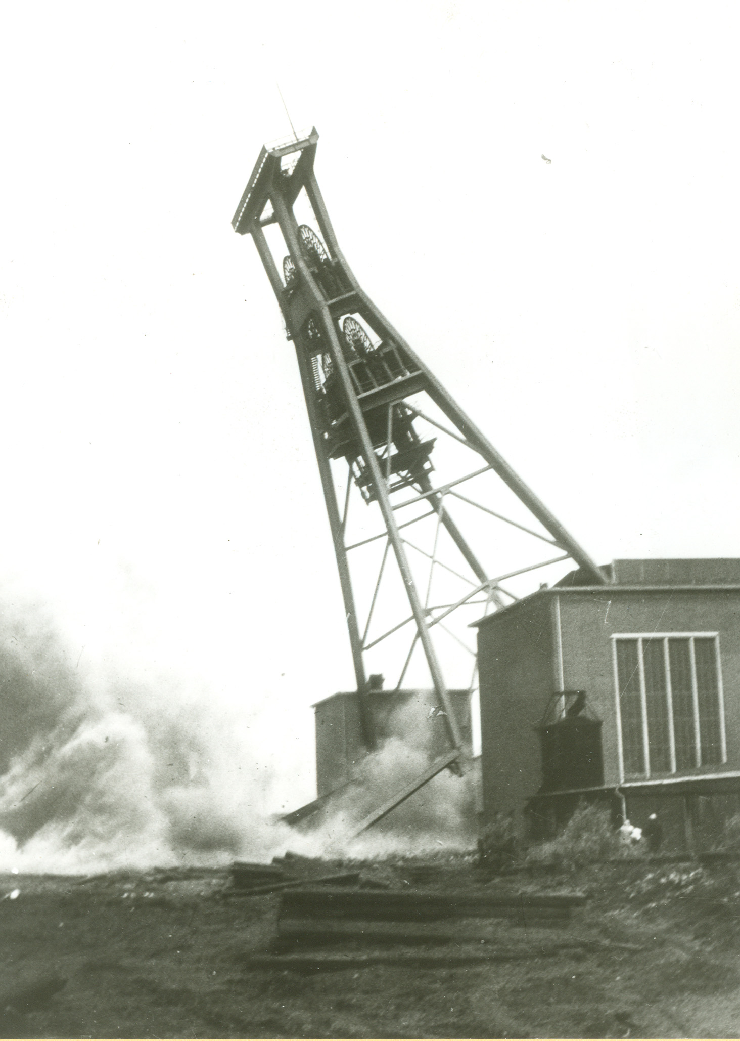 Sprengung des Fördergerüstes der Zeche Graf Bismarck 2/6/9, Schacht 9, in Gelsenkirchen am 26. Juli 1968.