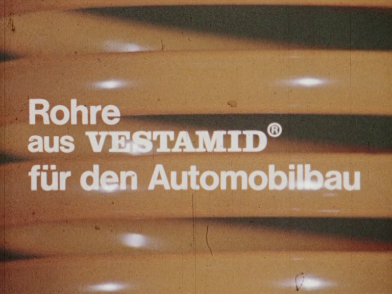 Standbild der Eingangsszene aus "Leicht montierte Sicherheit - VESTAMID im Automobilbau.