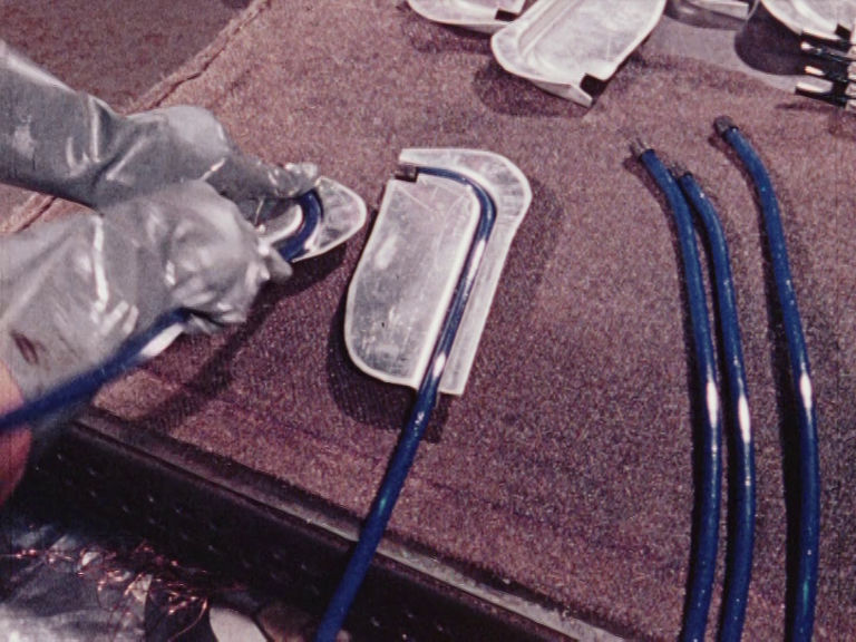 Formen von VESTAMID-Rohren - Standbild aus "Leicht montierte Sicherheit - VESTAMID im Automobilbau.