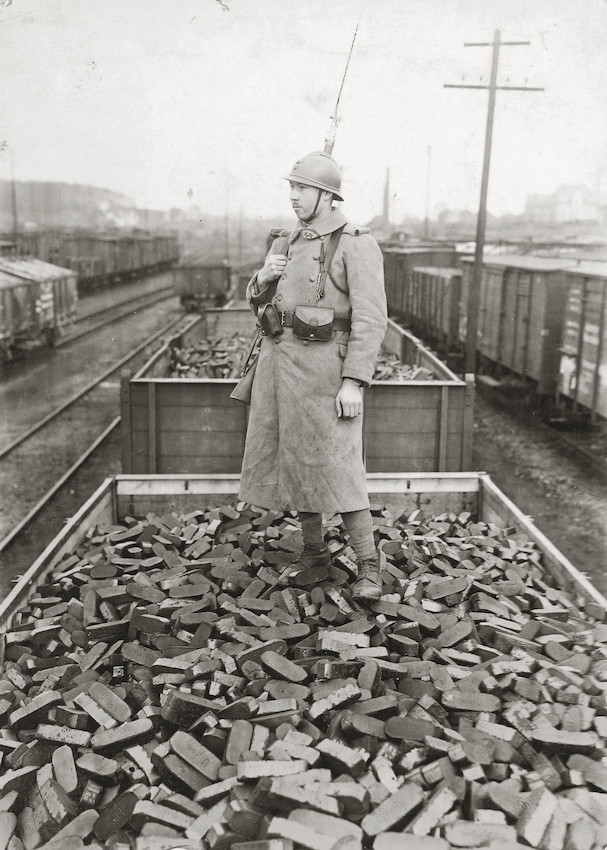 Bewachung eines mit Kohlebriketts beladenen Güterzugs durch einen französischen Posten, Ende Januar 1923