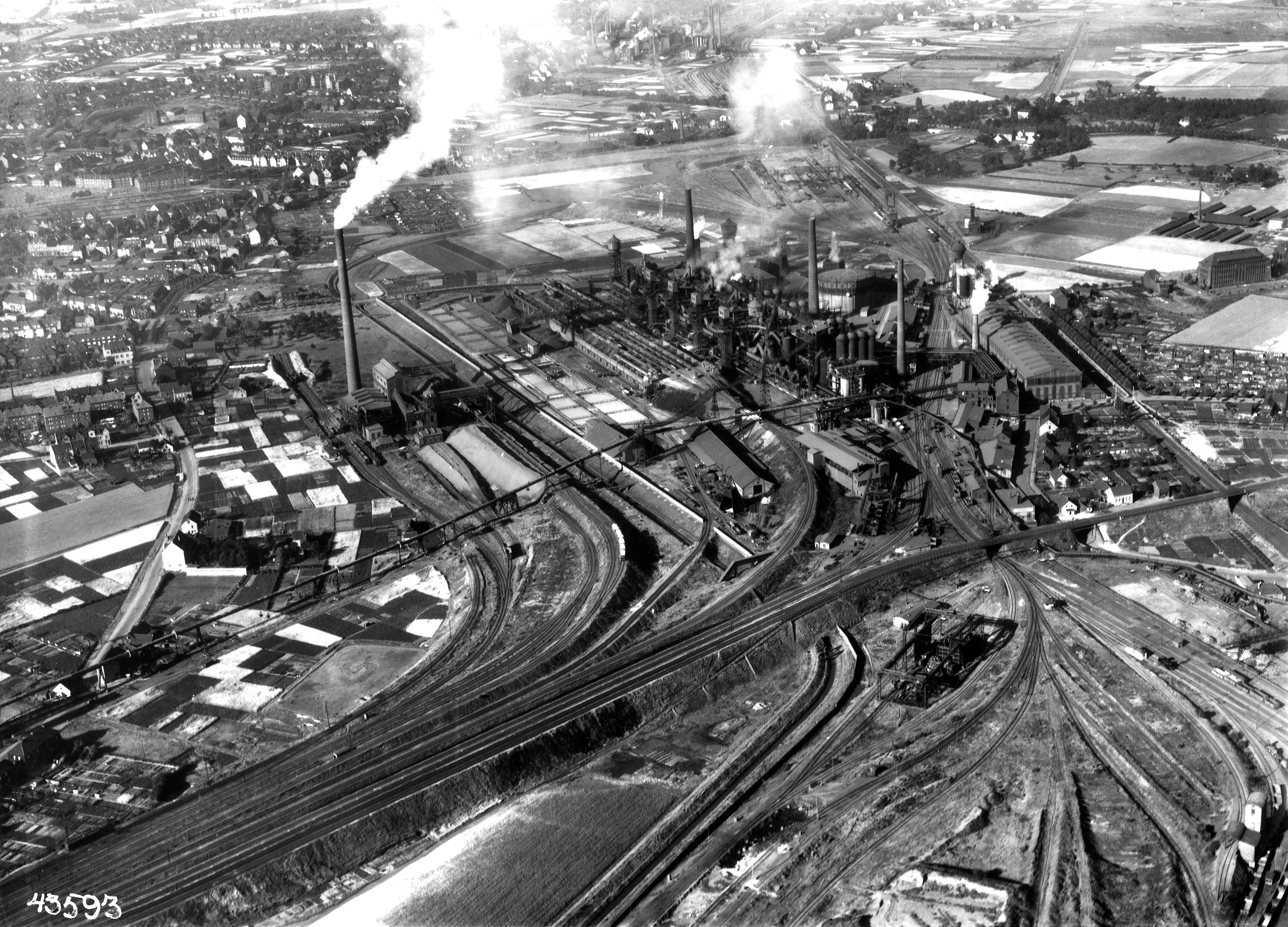 Das Thyssen-Hochofenwerk Duisburg-Meiderich zu Betriebszeiten aus der Luft betrachtet, etwa um 1926 bis 1938.