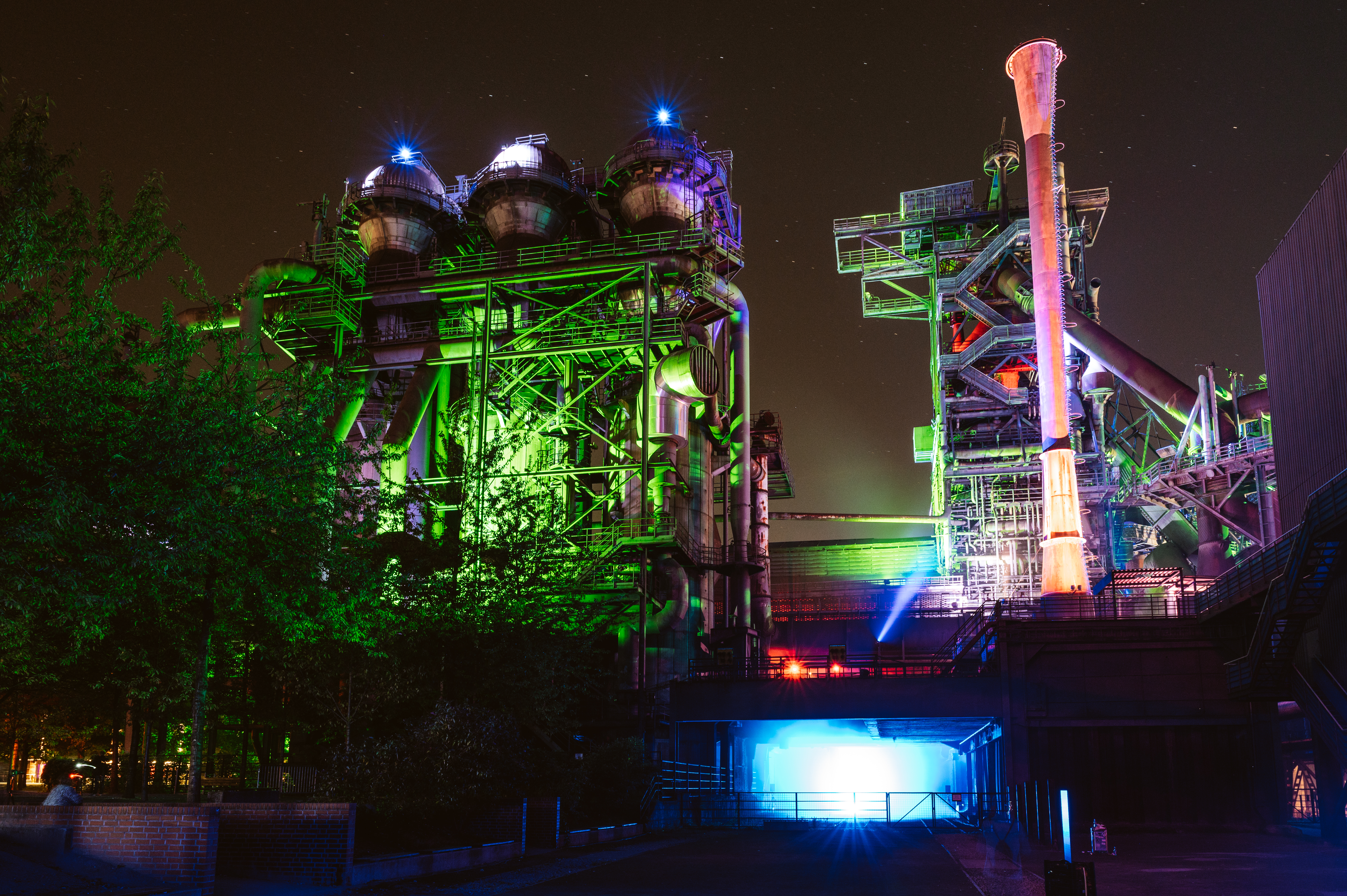 Die Attraktion an den Wochenenden: Abends taucht die Lichtinstallation des britischen Künstlers Jonathan Park das Hüttenwerk in ein faszinierendes Meer von Licht und Farbe.