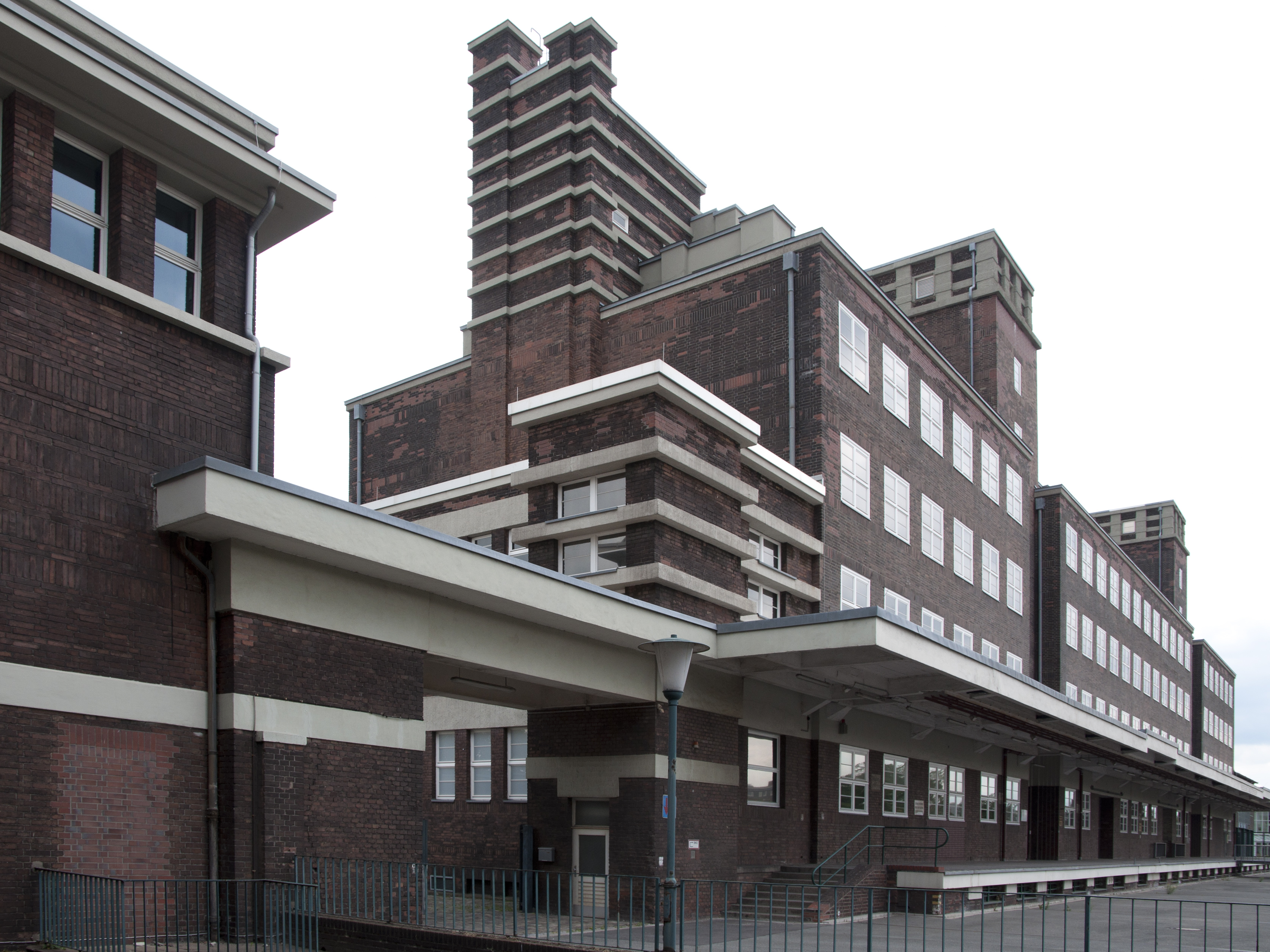 Der Peter-Behrens-Bau beherbergt derzeit die Ausstellung des LVR-Industriemuseums.
