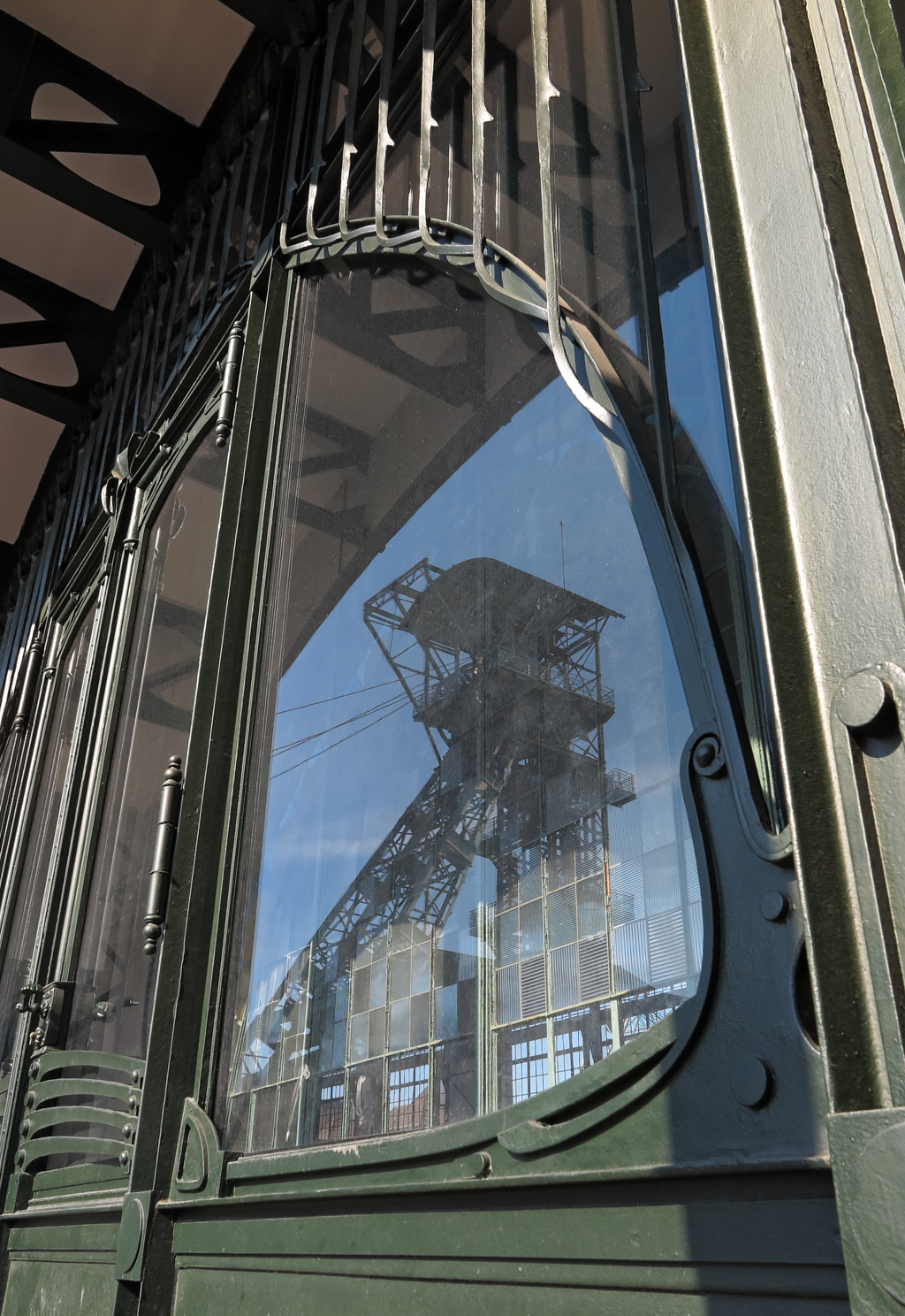Das Fördergerüst der Zeche Zollern spiegelt sich im Portal der Maschinenhalle.