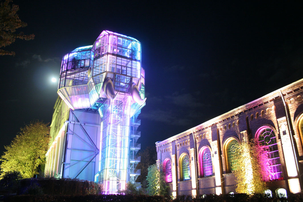 Der Gläserne Elefant beim Herbstleuchten im Maximilianpark Hamm.