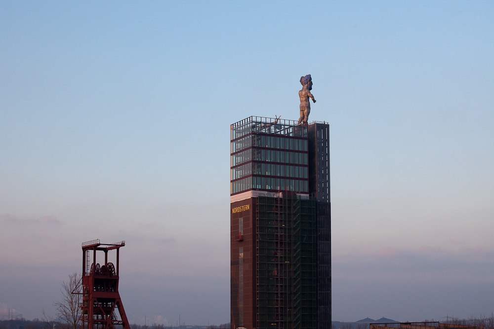 Markus Lüpertz' "Herkules von Gelsenkirchen" auf dem Nordsternturm.