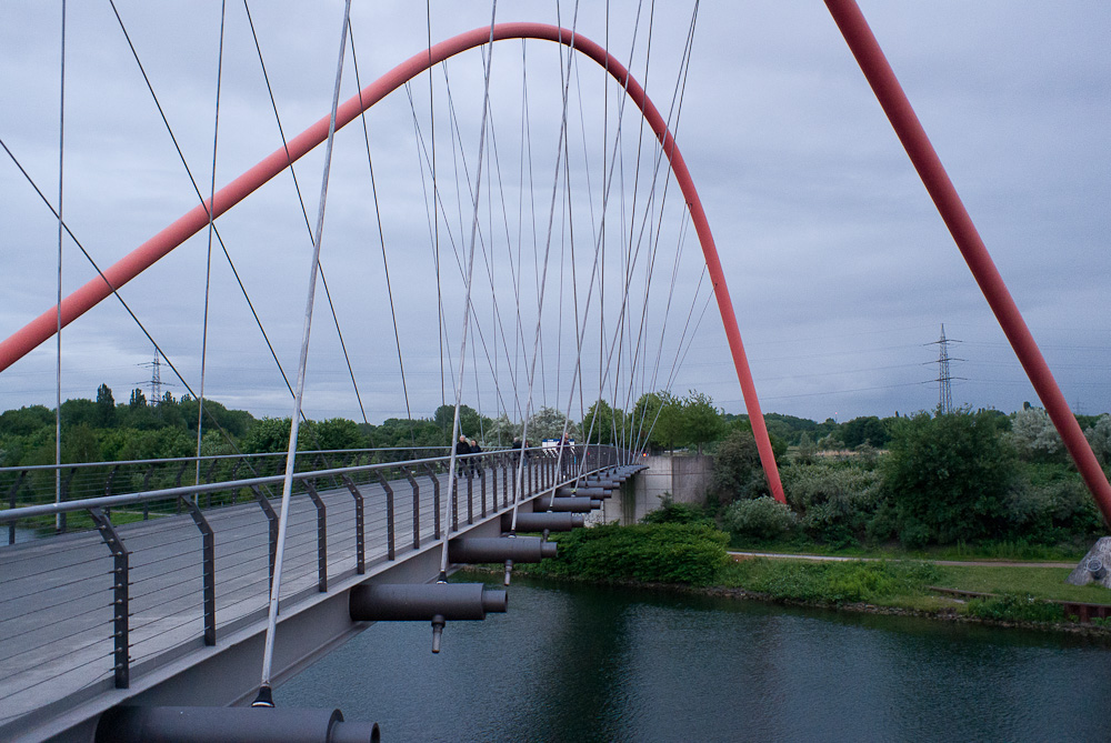 Die rote Doppelbogenbrücke über den Rhein-Herne-Kanal ist eines der Wahrzeichen des Nordsternparks Gelsenkirchen.