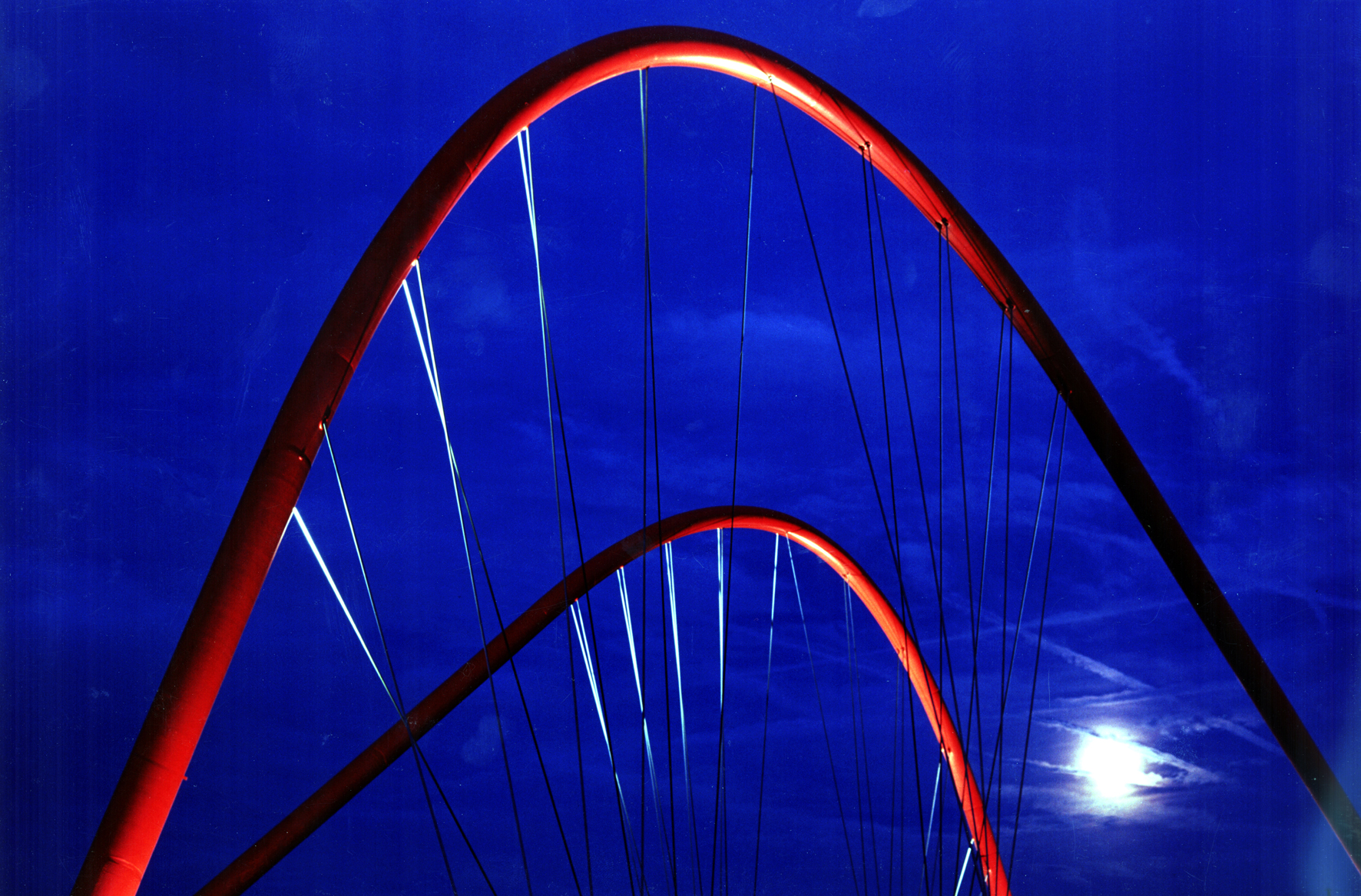Die rote Doppelbogenbrücke über den Rhein-Herne-Kanal ist eines der Wahrzeichen des Nordsternparks Gelsenkirchen.