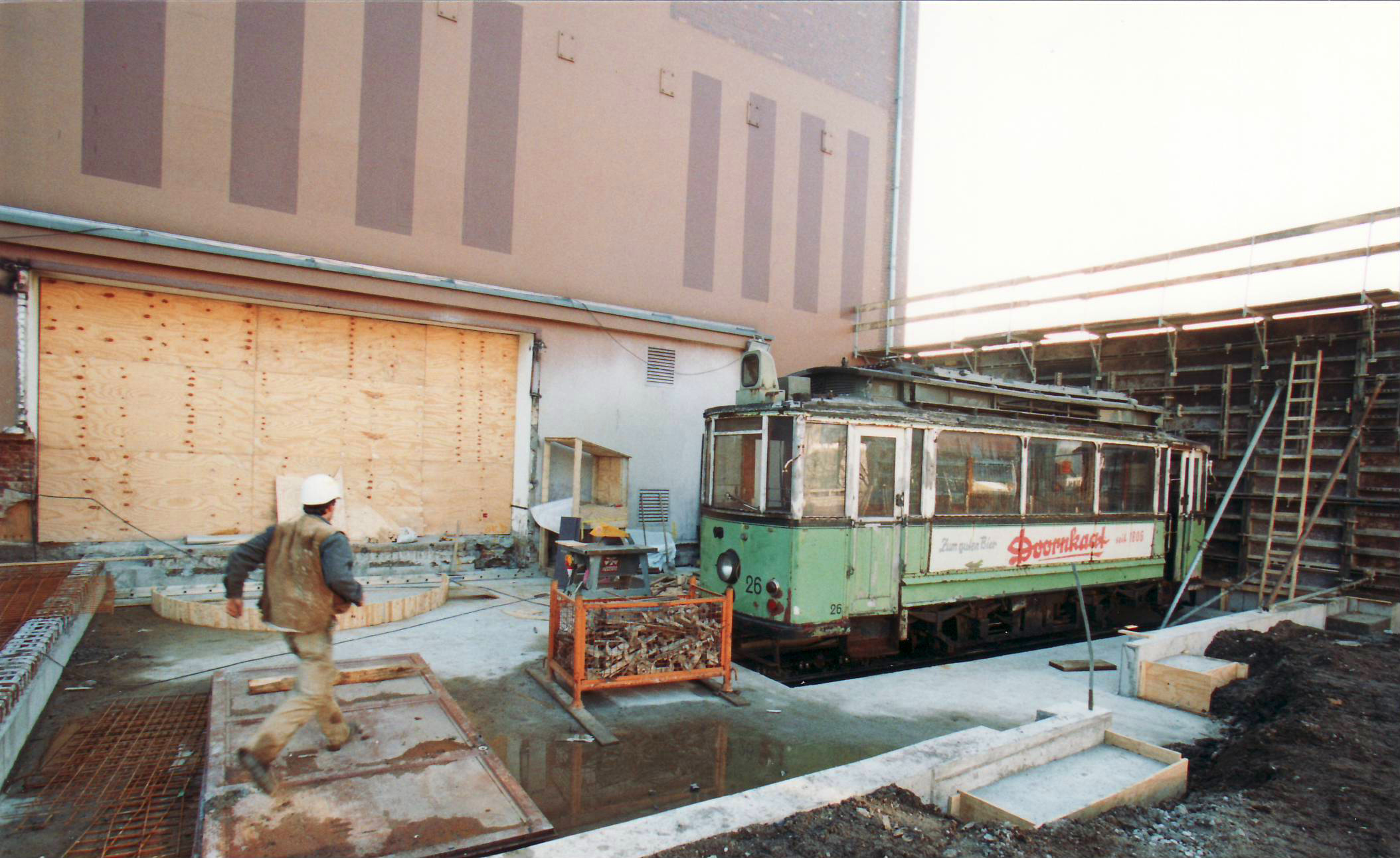 Die Straßenbahn in ihrer endgültigen Positionierung; das Gebäude wurde drumherum errichtet.