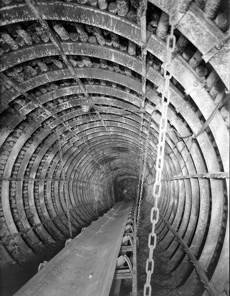 Blick in eine Bandstrecke, Zeche Zollverein, Essen, 1966.