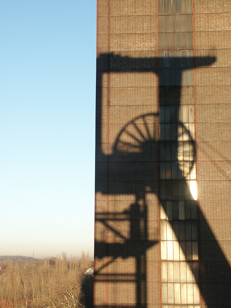 Schatten des Fördergerüsts von Schacht 1/2/8 auf dem Welterbe Zollverein in Essen.