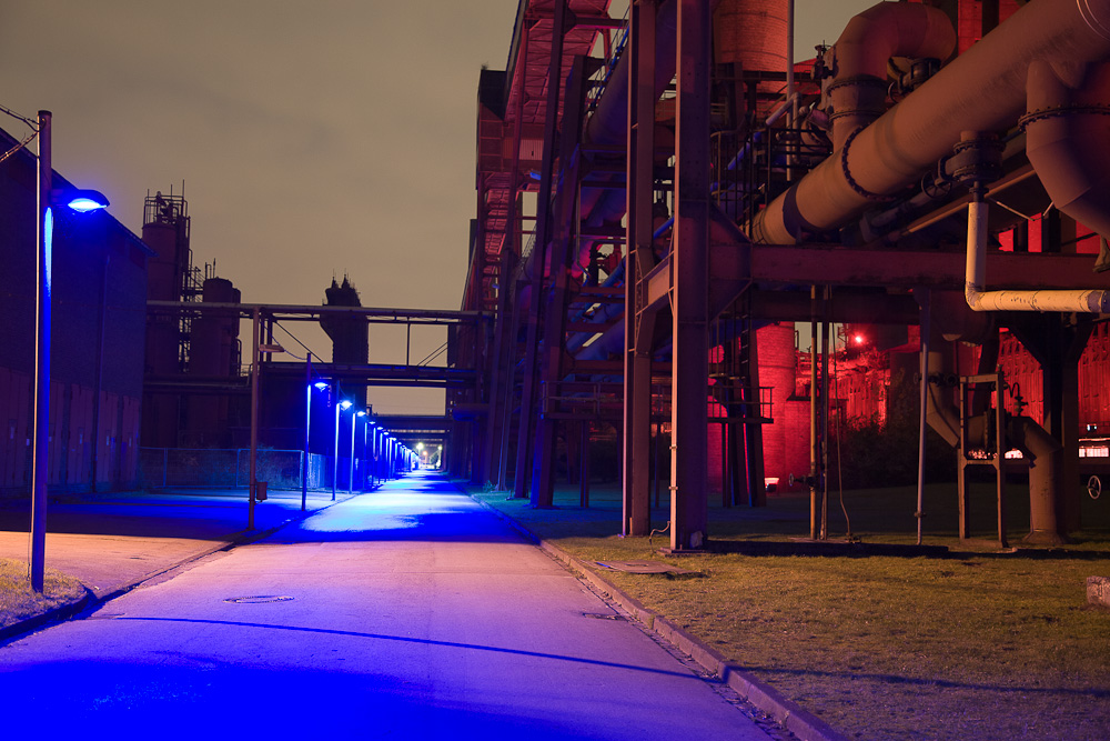 Die beleuchtete Kokerei Zollverein bei Nacht.