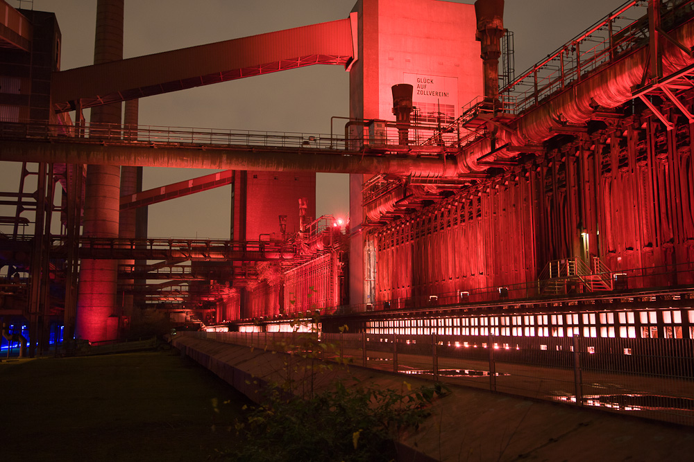 Seit 1999 wird die Kokerei Zollverein mit "Monochromatic Red and Blue" von Jonathan Speirs und Mark Major allabendlich zu einem riesigen Lichtkunstwerk.