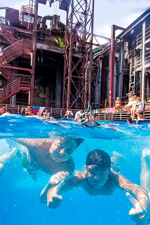 Das Werksschwimmbad auf der Kokerei Zollverein, 2001 von den Künstlern Dirk Paschke und Daniel Milohnic gefertigt, steht sinnbildlich für den Strukturwandel im Ruhrgebiet.