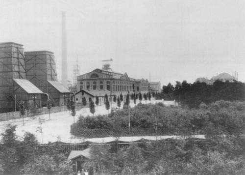 Die Friedrich-Heinrich-Allee mit Lohnhalle und den Schachtanlagen 1 und 2. 