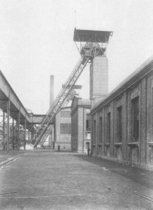 Die Schachtanlage 2 und die alte Schlosserei im Jahr 1913.