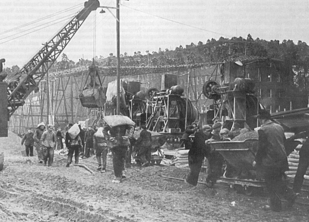 Kriegsgefangene als Zwangsarbeiter bei der Errichtung von Werk Marl der Chemischen Werke Hüls GmbH (CWH) im Jahr 1943.