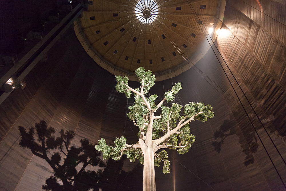43 Meter hohe Skulptur "Regenwaldbaum" in der Ausstellung "Magische Orte" im  Gasometer Oberhausen, die im Jahr 2011 die Wunder der Natur und Kultur zeigte.