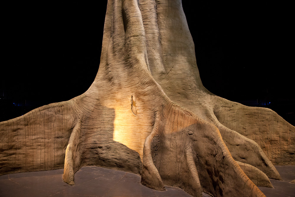 43 Meter hohe Skulptur "Regenwaldbaum" in der Ausstellung "Magische Orte" im  Gasometer Oberhausen, die im Jahr 2011 die Wunder der Natur und Kultur zeigte.