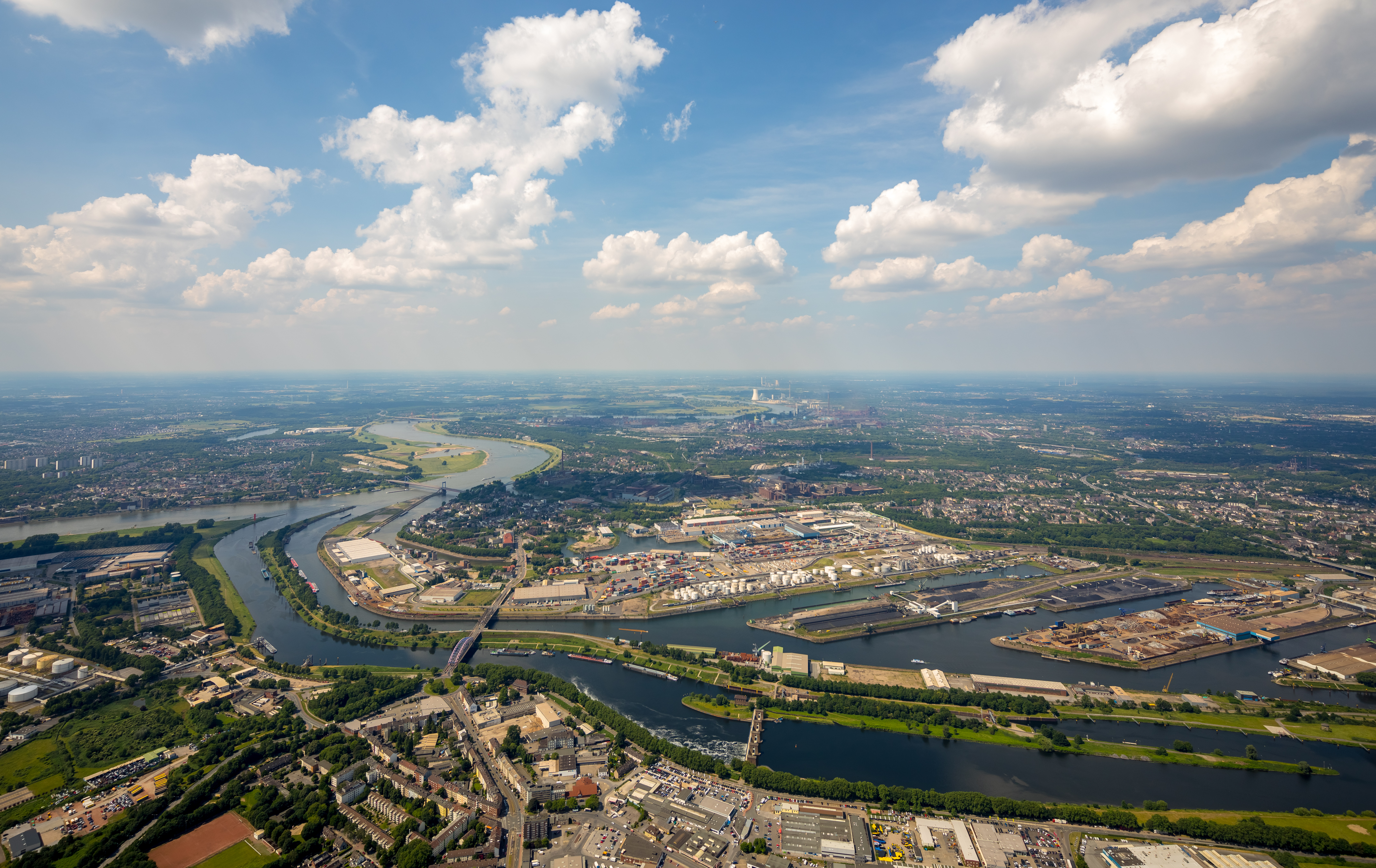 Der Binnenhafen Duisburg gilt mit all seinen Anlagen als größter Binnenhafen der Welt.