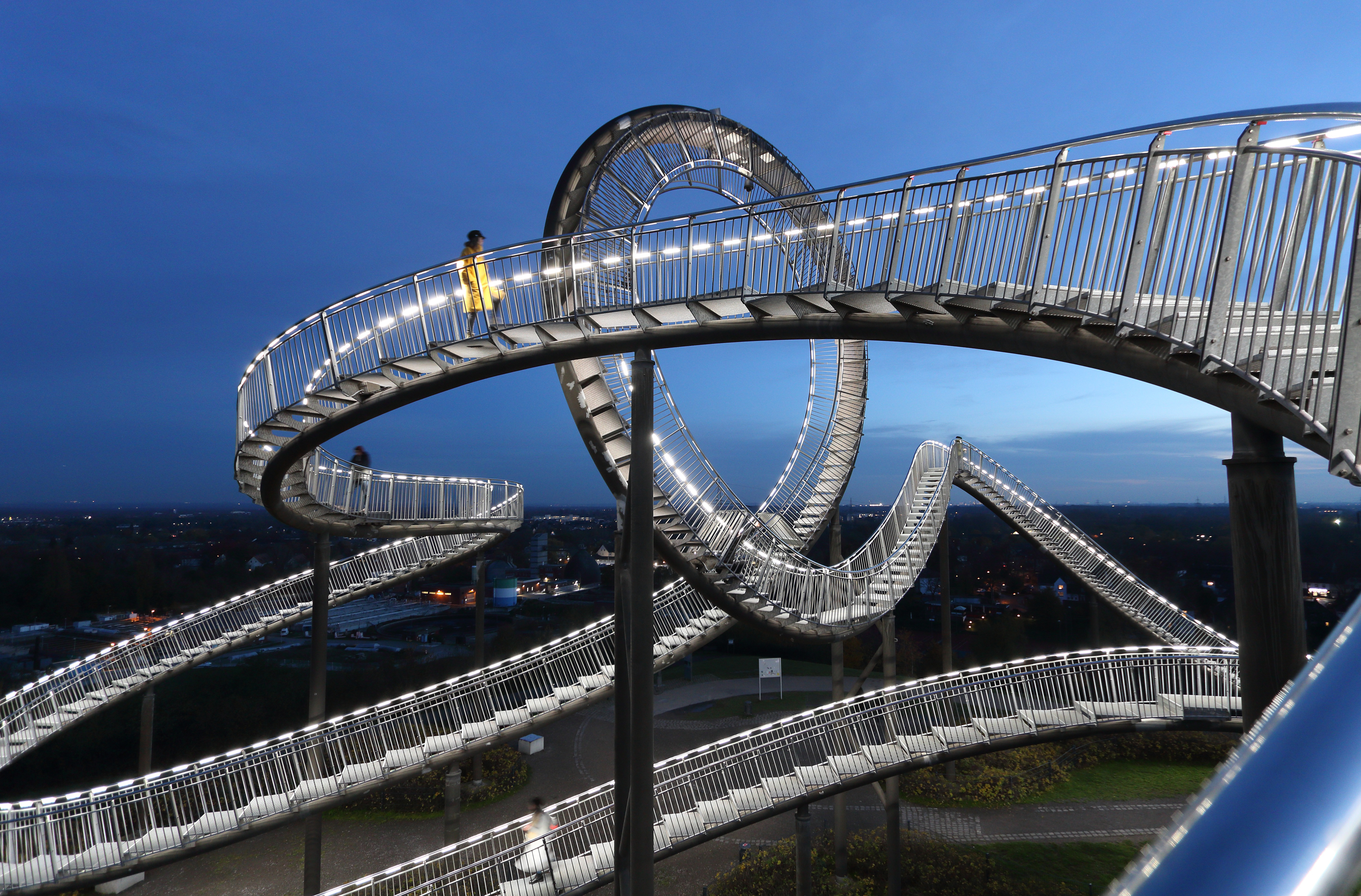 "Tiger & Turtle - Magic Mountain" auf der Heinrich-Hildebrand-Höhe in Duisburg.