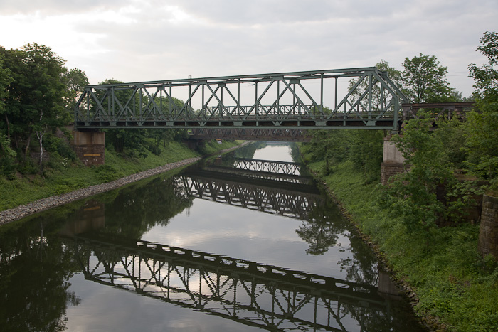 Die Brückenlandschaft Ruhraue in Duisburg.