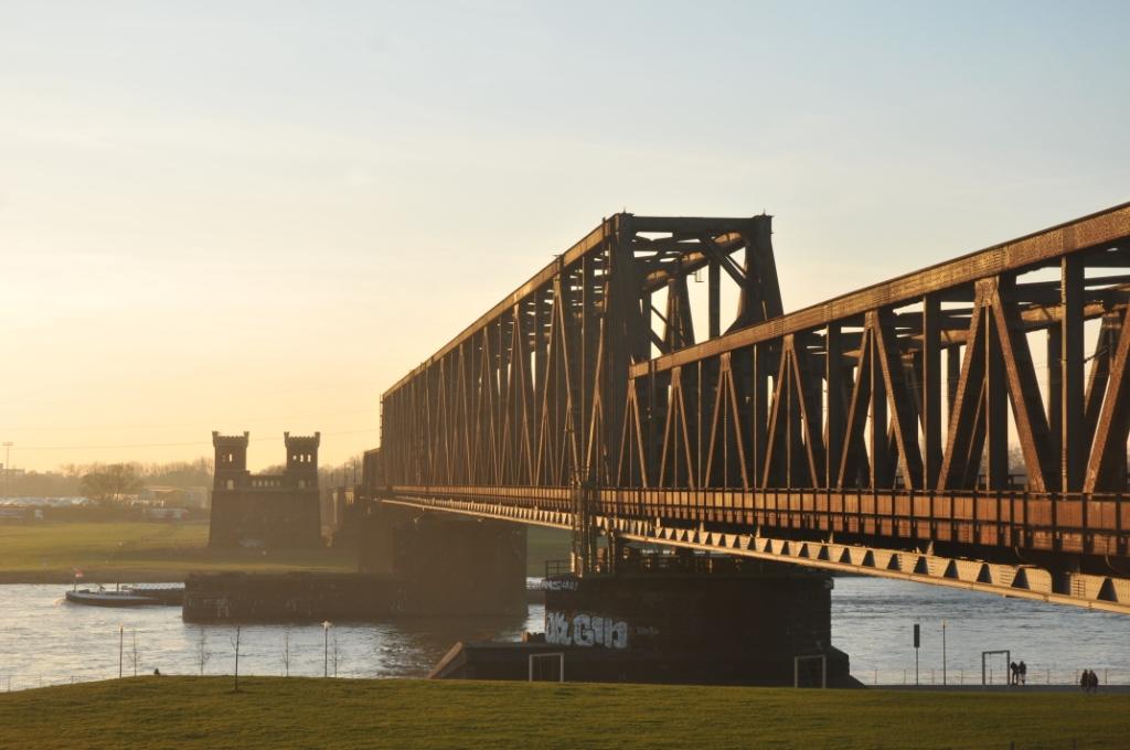 Die Hochfelder Eisenbahnbrücke.