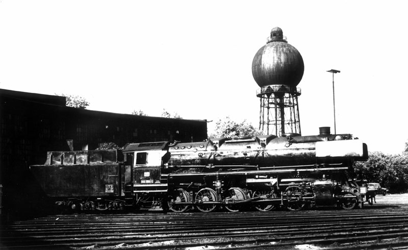 Eine „Jumbo“-Lokomotive der Baureihe 44 im Bahnbetriebswerk, 1976.