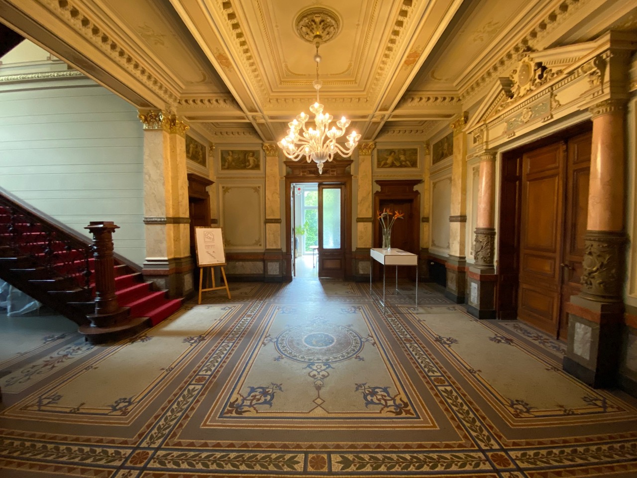 Eingangshalle der Villa Ruhrtal in Witten.