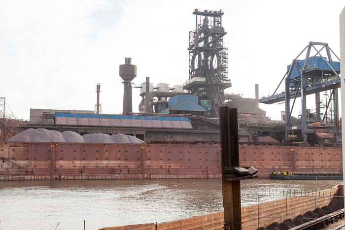 Werkshafen der Hüttenwerke Krupp Mannesmann (HKM) in Duisburg.