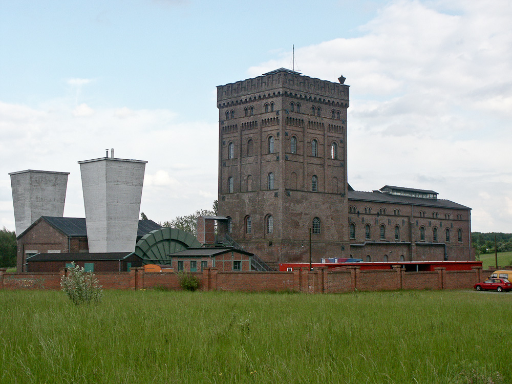 Die Königsgrube in Herne, ganz in der Nähe der Zeche Hannover in Bochum, war eine der ersten Halden, die sich im Ruhrgebiet von einer grauen, kargen Industriebrache in einen grünen, üppigen Park verwandelten.