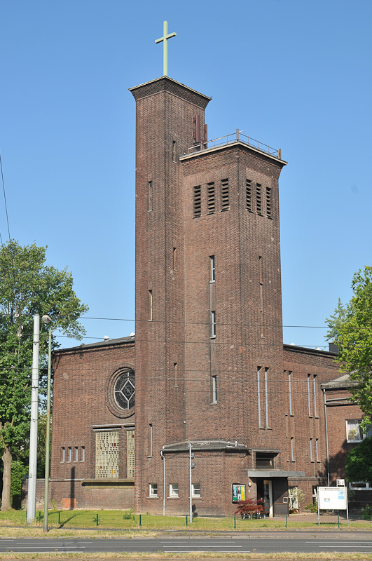 Die Epiphanias-Kirche liegt in unmittelbarer Nähe der Autobahn A 40.