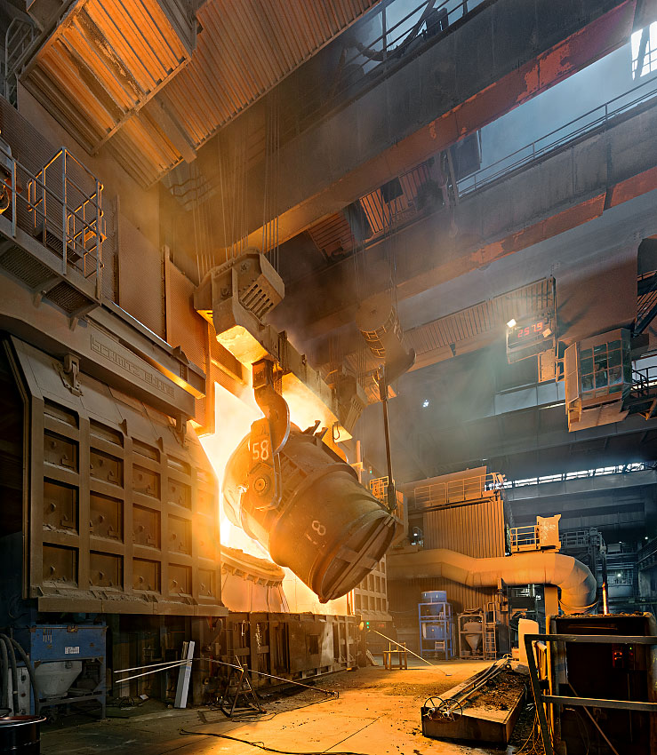 August Thyssen Hütte: Konverterbefüllung im Stahlwerk Beeckerwerth.