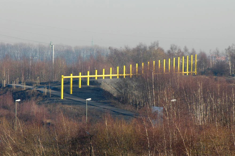 Halde der Zeche Lothringen III in Gerthe mit der Kunstinstallation "Über(n)Ort" von Kisten Kaiser.