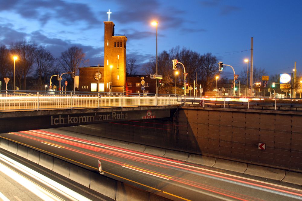 Die Epiphaniaskirche in Bochum ist eine Autobahnkirche.