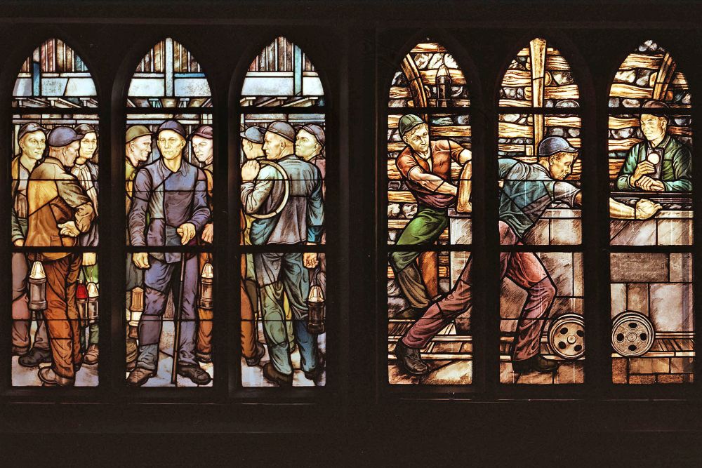 Fenster mit Bergbau-Motiven in der St. Vinzentius-Kirche, Bochum-Harpen.