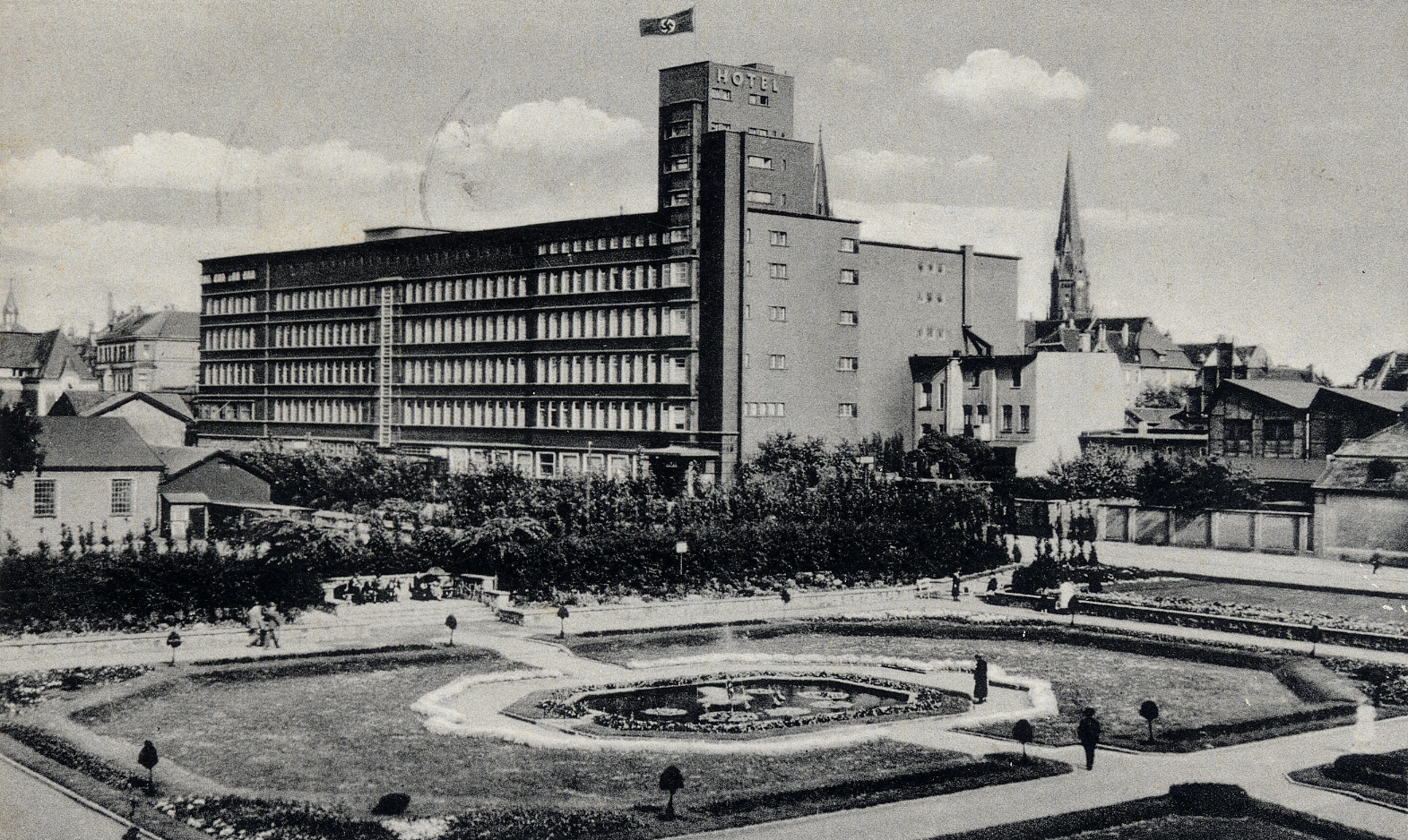 Hans-Sachs-Haus mit Gartenanlagen und "zeitgemäßer" Beflaggung, ca. 1940, Postkarte.