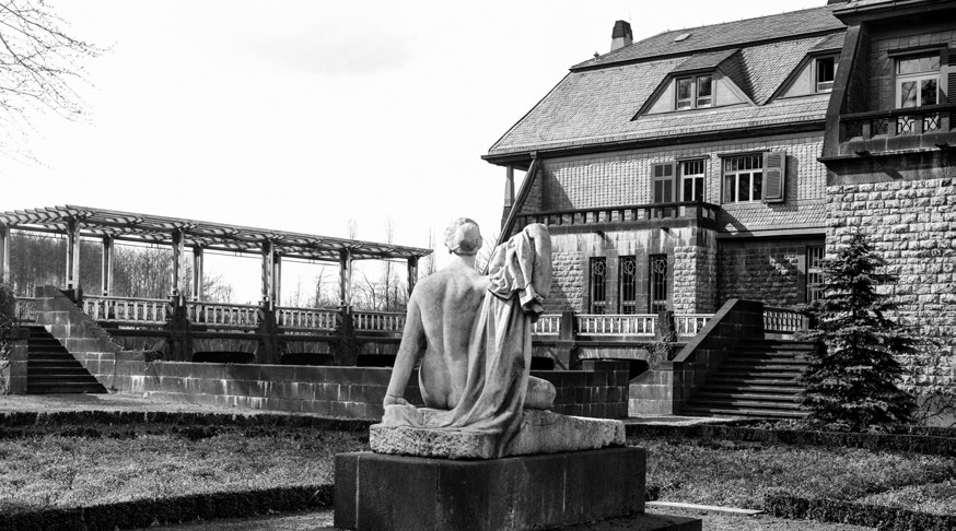 Hohenhof: Statue im Garten.