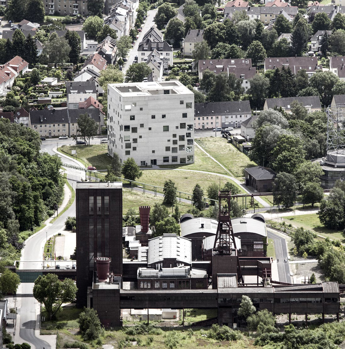 Campus des Welterbes Zollverein in Essen mit der Folkwang-Schule und dem SANAA-Gebäude.