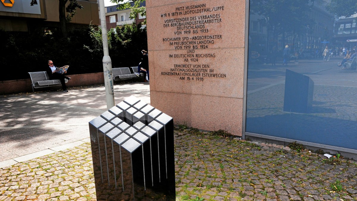 Husemannplatz mit Steinharfe und biografischen Daten zu Husemann im Bochumer Stadtzentrum.