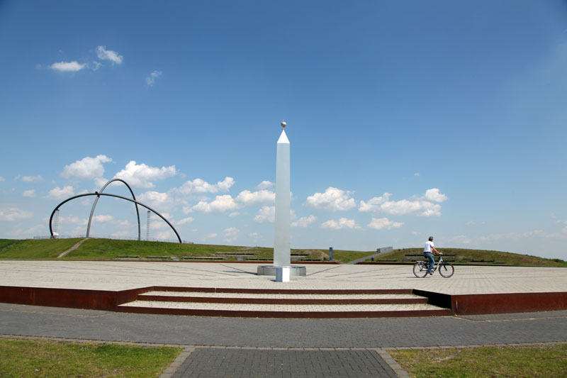 Die Sonnenuhr mit Horizontobservatorium im Landschaftspark Hoheward.